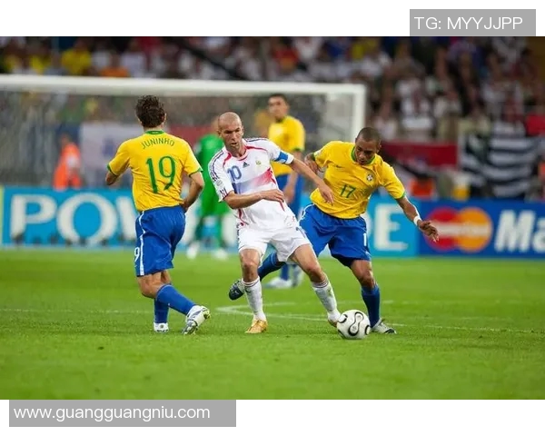 球星闪耀赛场风采，足球世界英雄汇聚一图展示